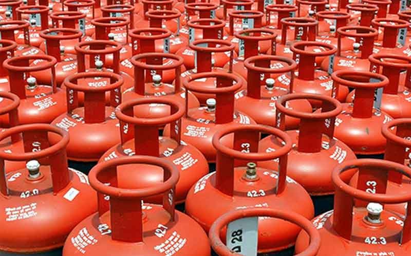 एलपीजी और पेट्रोल सिलेंडरों की कीमतों में आज कमी, हवाई यात्रा प्रभावित हो सकती है