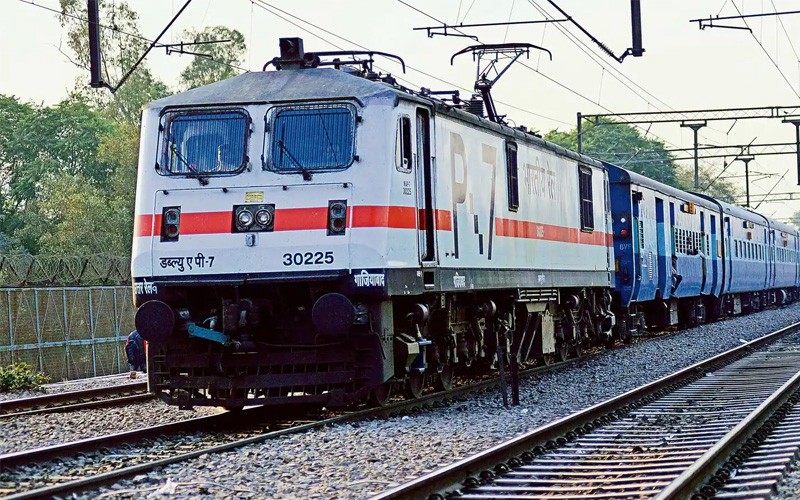 चार जोड़ी ट्रेन में अतिरिक्त कोच