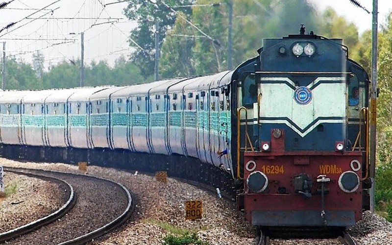 यात्रीभार घटा, 14 ट्रेनें रद्द