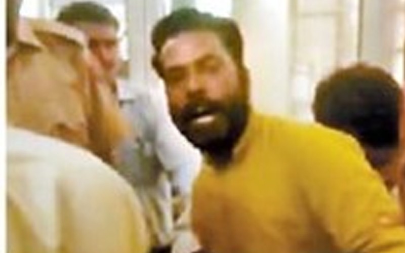 काश्तकार ने खुद पर छिड़का पेट्रोल, आत्मदाह का प्रयास