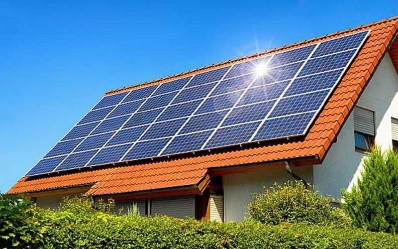 खाली छत पर लगा सकेंगे सोलर प्लांट, बिजली डिस्कॉम को दे सकेंगे