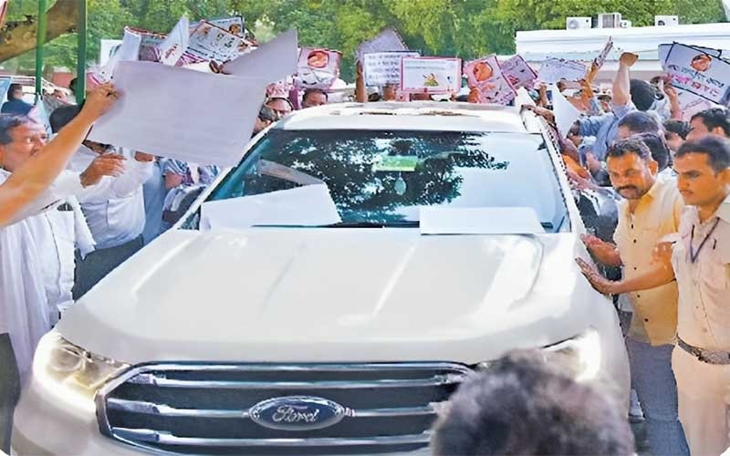 मंत्री सहित 13 विधायकों को टिकट, भाभी की जगह देवर को मौका
